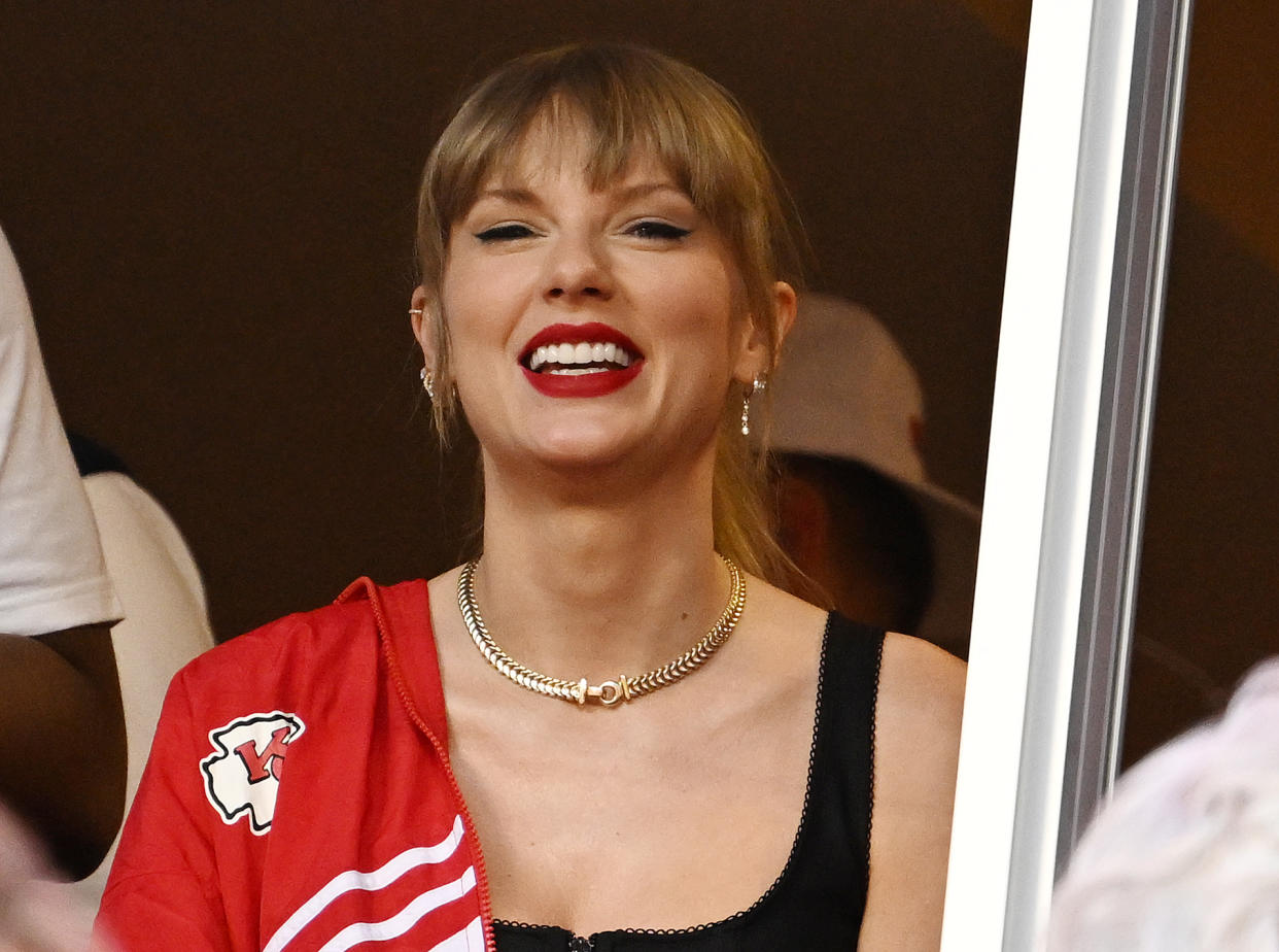 KANSAS CITY, MISSOURI - OCTOBER 12: Pop superstar Taylor Swift gets ready to watched the game at GEHA Field at Arrowhead Stadium on October 12, 2023 in Kansas City, Missouri. The Kansas City Chiefs will take on the Denver Broncos during week 6 of the NFL regular season. (Photo by RJ Sangosti/MediaNews Group/The Denver Post via Getty Images)