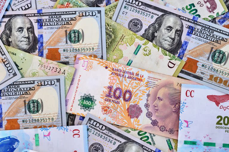 Dólares y pesos, siempre en pugna en la Argentina