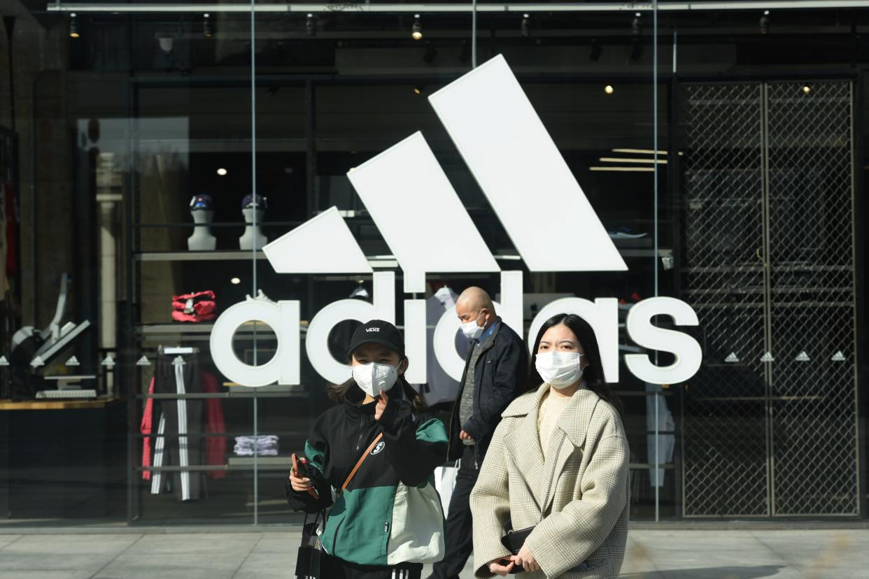 Tienda de Adidas en China. Foto: Barcroft Media via Getty Images)