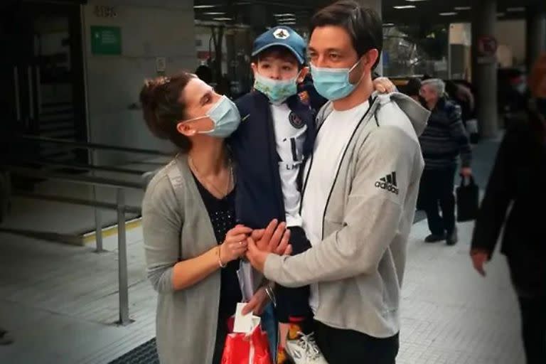 Isidro, junto a sus padres Sebastián Gastaldi y Laura Aladro, en la puerta del Hospital Italiano