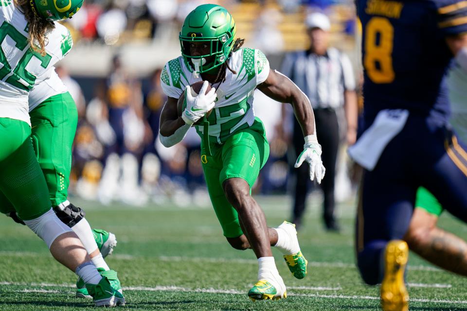 Oregon running back Noah Whittington (22) runs the ball against California Saturday.