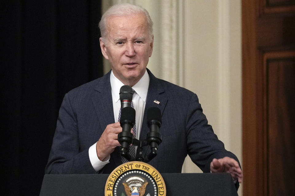 El president Joe Biden habla antes de una función de la película "Till" en la Sala Este de la Casa Blanca en Washington, el 16 de febrero de 2023. La película relata el linchamiento del adolescente de raza negra Emmett Till en 1955 y la búsqueda de justicia por parte de su madre. (Foto AP/Susan Walsh)