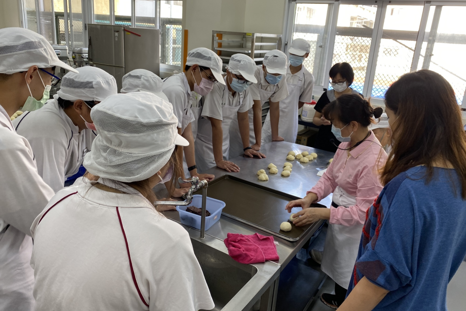 業師入校指導學生烘焙課程