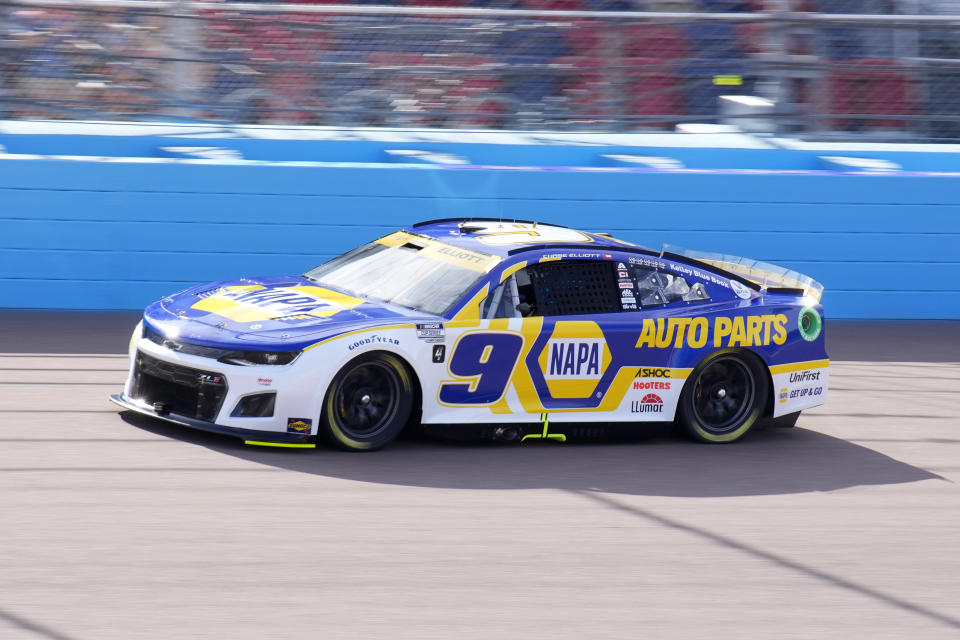 Chase Elliott drives during qualifying for the NASCAR Cup Series auto race Saturday, Nov. 5, 2022, in Avondale, Ariz. (AP Photo/Rick Scuteri)