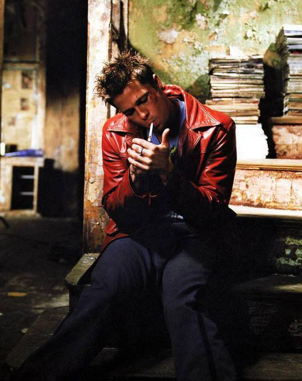Brad Pitt dans Fight Club – Sa veste en cuir rouge à coutures apparentes est devenue un incontournable. Une pièce rebelle par excellence !