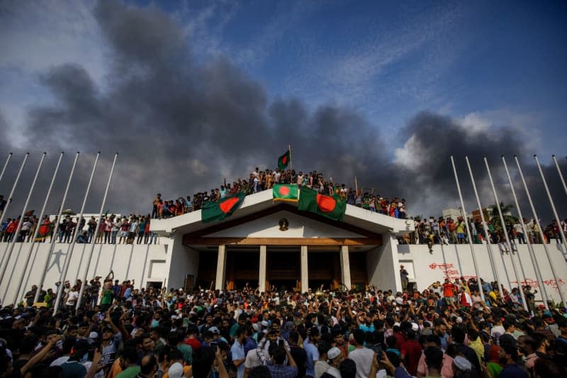 Anti-government protesters gather at Prime Minister Hasina's palace in Dhaka, which they had previously stormed. Following weeks of violent student protests that left roughly more than 300 people dead, Bangladesh Prime Minister Sheikh Hasina has resigned, army chief General Waker-Uz-Zaman said on 05 August. Km Asad/ZUMA Press Wire/dpa