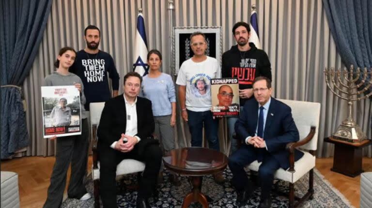 El hijo de Lior, Nadav Rudaeff (arriba a la derecha), en noviembre pasado, en su reunión con Elon Musk