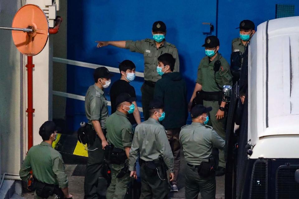 2021年3月2日凌晨6時40分，區議員岑敖暉和鄒家成被押解到荔枝角收押所。