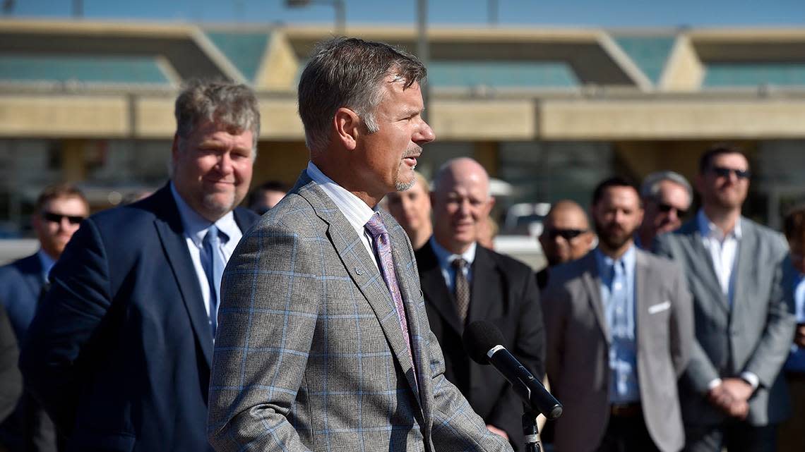 On May 12, 2017, Ray Kowalik, chairman and CEO of Burns & McDonnell, announced his company’s proposal to design and build a new single terminal at Kansas City International Airport. City Manager Troy Schulte stands behind him at left.