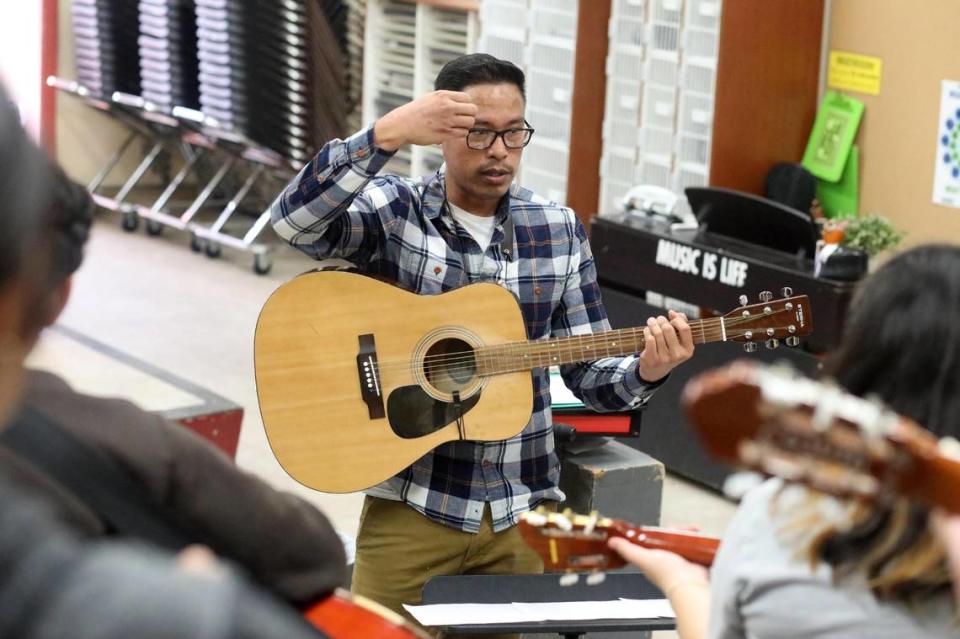 Orosi High School mariachi band director Jonathan Gaspar during the mariachi class on Wednesday, March 15, 2023. María G. Ortiz-Briones/mortizbriones@vidaenelvalle.com