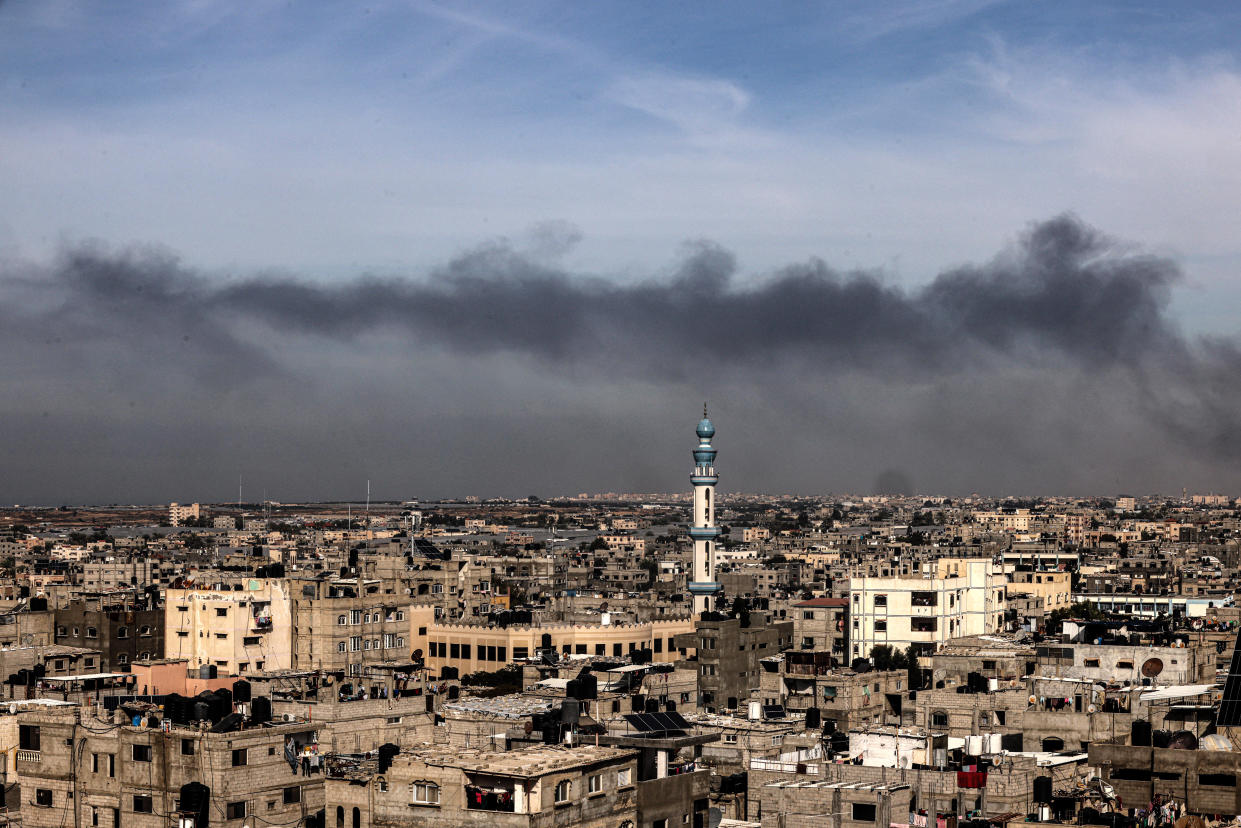 Une photo prise depuis Rafah montre de la fumée s’échappant de Khan Younès, dans le sud de la bande de Gaza, lors des bombardements israéliens, le 20 décembre 2023.