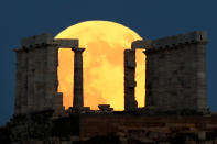 <p>A full moon rises behind the Temple of Poseidon before a lunar eclipse in Cape Sounion, near Athens, Greece, July 27, 2018. (Photo: Alkis Konstantinidis/Reuters) </p>