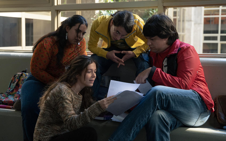 Georgina Amorós, Blanca Martínez Rodríguez, Roser Villajosa y Carlos González en el primer episodio de 'Todas las veces que nos enamoramos' (Foto: CARLA OSET/NETFLIX © 2022)