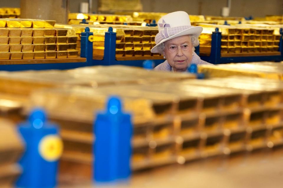 The Queen tours the gold vault during a visit to the Bank of England (Eddie Mulholland/Daily Telegraph/PA) (PA Archive)