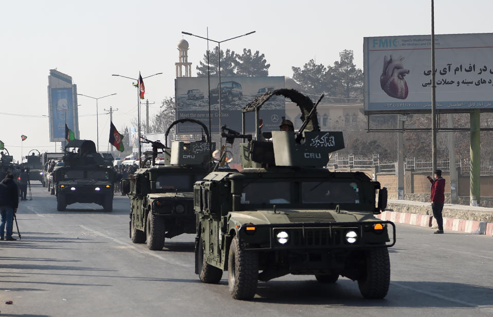 <p>Afghan security personnel leave the Intercontinental Hotel after an attack in Kabul on January 21, 2018. (Photo: Wakil Kohsar/AFP/Getty Images) </p>