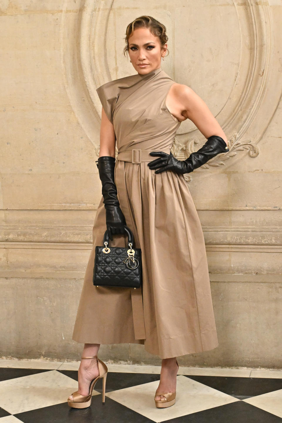 6 月 24 日，在巴黎时装周的 Christian Dior 2024-2025 秋冬高级定制秀上，詹妮弗·洛佩兹身着棕褐色连衣裙。（图片来源：Stephane Cardinale - Corbis/Corbis via Getty Images）
