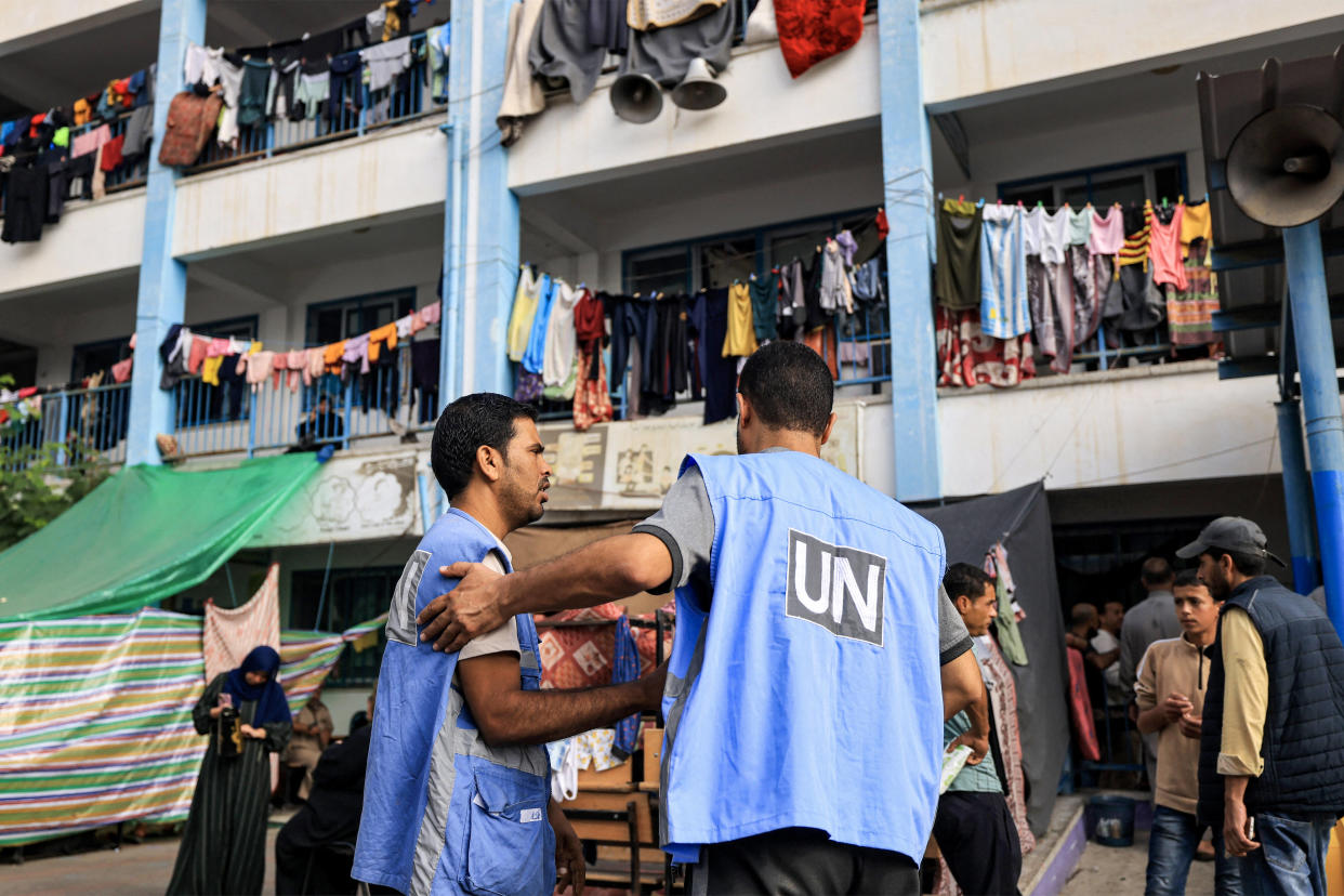 Des employés de l’Unrwa le 25 octobre 2023 à Khan Younès, dans la bande de Gaza.