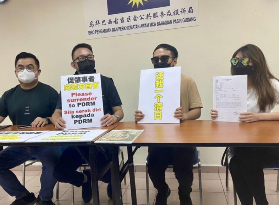 Lim (second from left) with the two victims, Benjamin Low (second from right) and Tai Yoke Eng (right) during a press conference in Johor Baru December 21, 2021. — Picture by Ben Tan