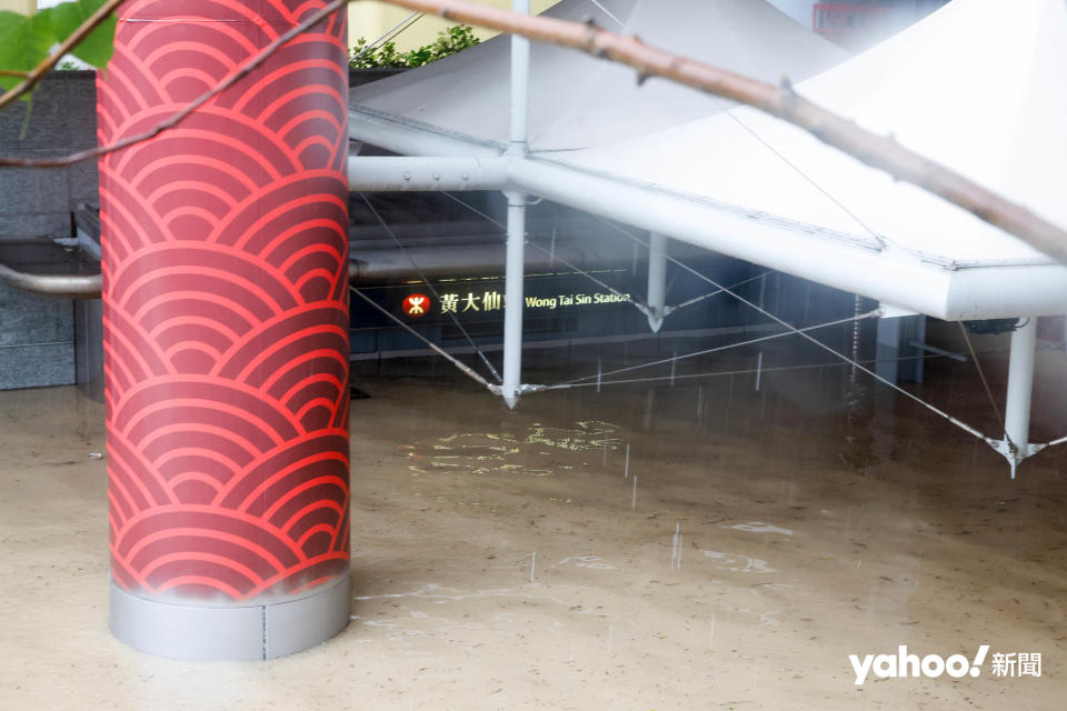 受世紀黑雨影響，黃大仙成為水浸重災區，黃大仙龍翔道一帶佈滿泥黃水，港鐵站出入口已完全浸滿。