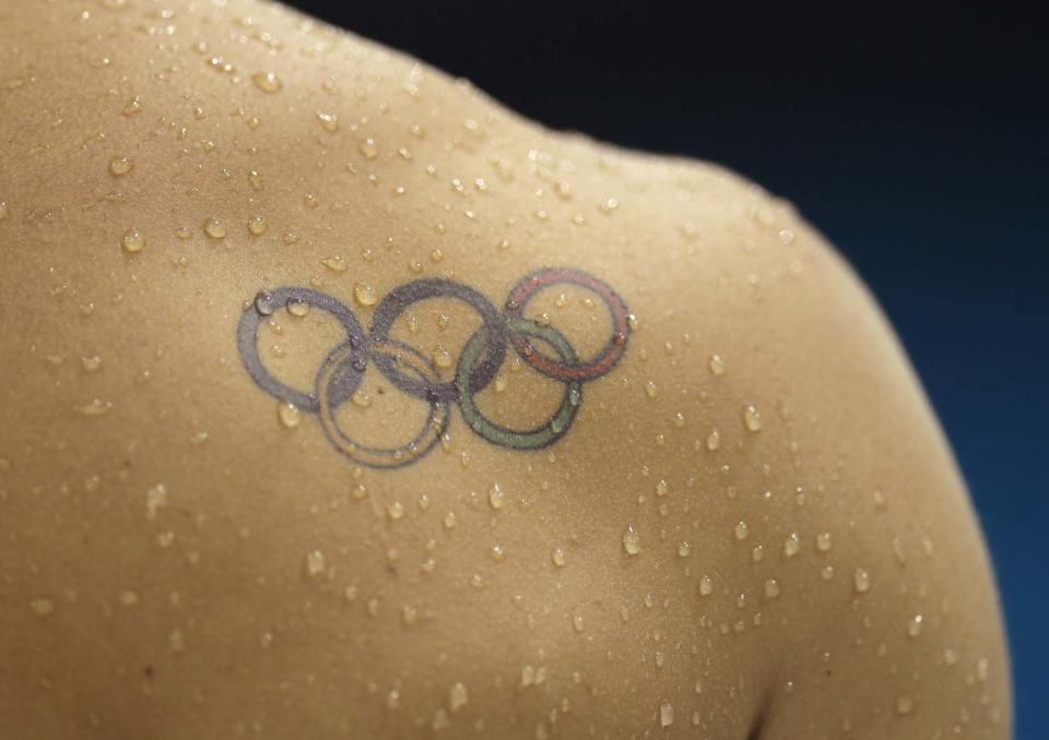 Detalle del hombro de Illya Kvasha, de Ucrania, mientras entrena en el Aquatics Center. AP Photo/Matt Slocum