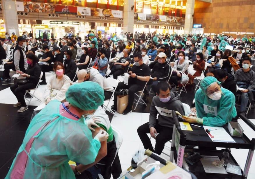 台北車站疫苗接種站昨天（26日）下午現場人潮依舊踴躍，民眾就座後，醫師將依序問診，確認無誤後由護理人員協助施打疫苗。（中央社檔案照）