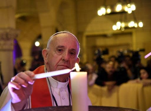 Pope lifts spirits of Egypt's persecuted Christians