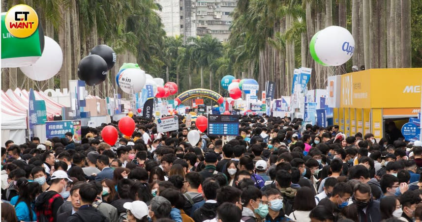 台灣大學舉辦校園徵才博覽會。（圖／黃威彬攝）