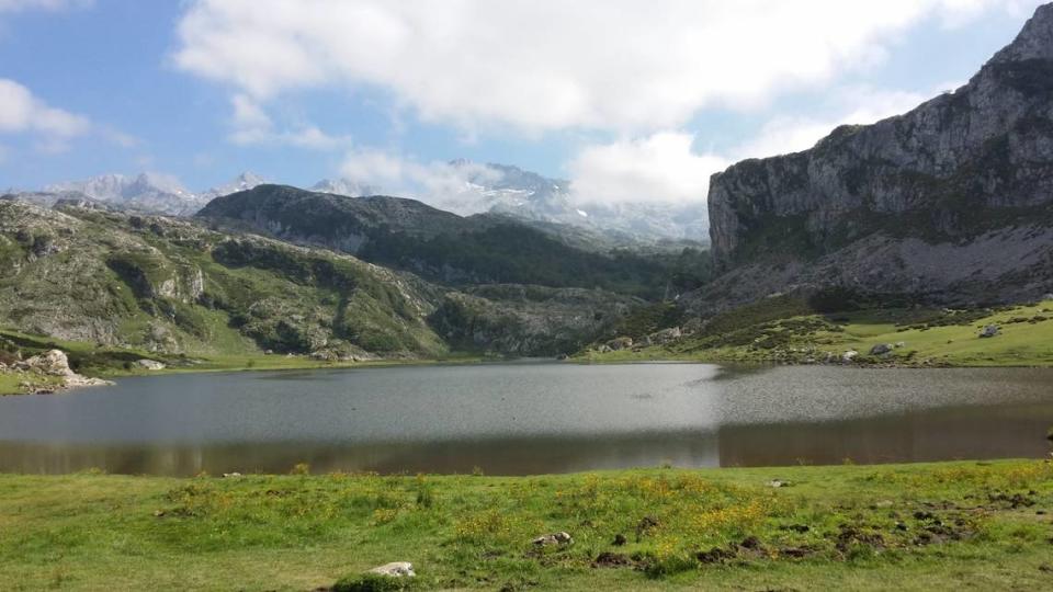 Vista general de un lago de Covadonga. Asturias.