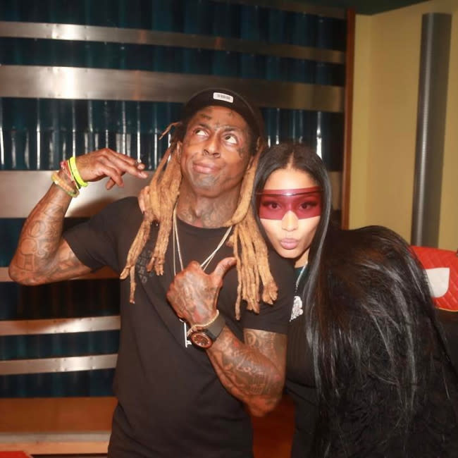 Nicki Minaj con Lil Wayne, el fundador del sello discográfico al que ella pertenece y organizador de la fiesta a la que no fue invitada credit:Bang Showbiz