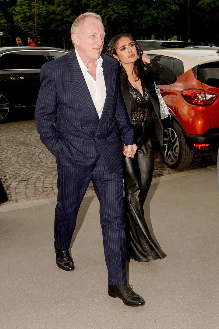 Salma Hayek, a puro cuero y transparencias, llegó de la mano de su marido, François Henri-Pinault