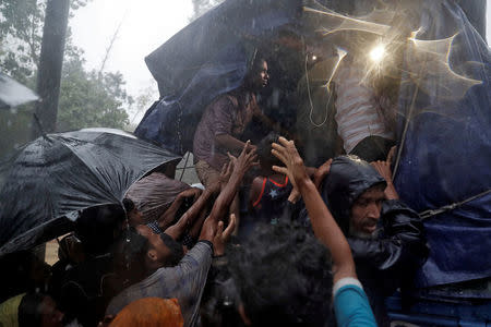 Rohingya refugees receive aid in Cox's Bazar, Bangladesh, September 20, 2017. REUTERS/Cathal McNaughton