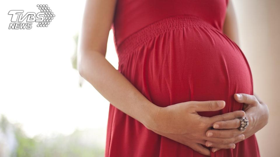 男子的16歲女友與他育有一女。（示意圖／shutterstock達志影像）