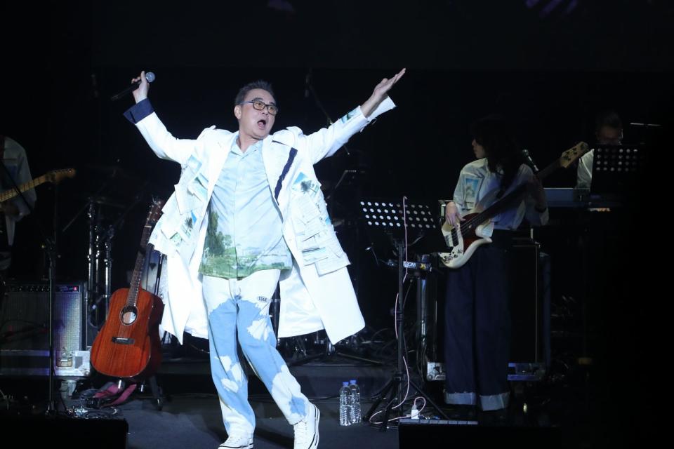 陳昇在跨年演唱會前拜拜許願「再唱20年。」（宜辰整合行銷提供提供）