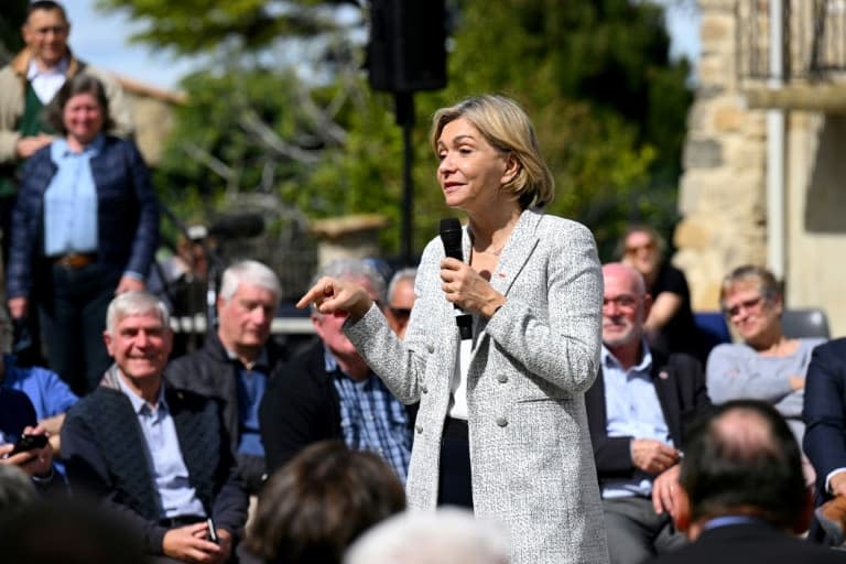 La candidate LR à la présidentielle Valérie Pécresse (c), le 8 avril 2022 à Cairanne, dans le sud de la France - Nicolas TUCAT © 2019 AFP