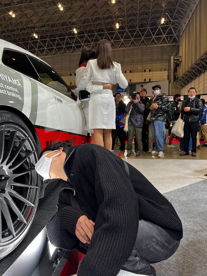 車展全場大砲「緊盯妹子」無視車子！「上身裝備比車還兇」網歪樓：好大