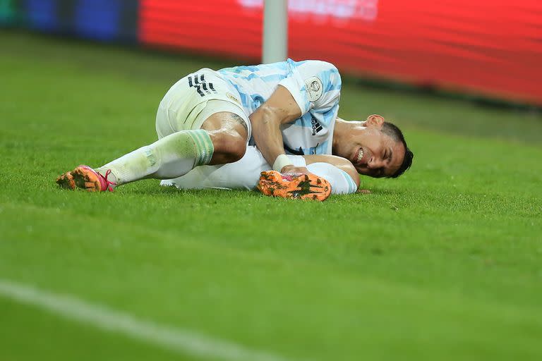 Angel Di María se toma el tobillo durante la final de Copa América 2021 entre Argentina y Brasil
