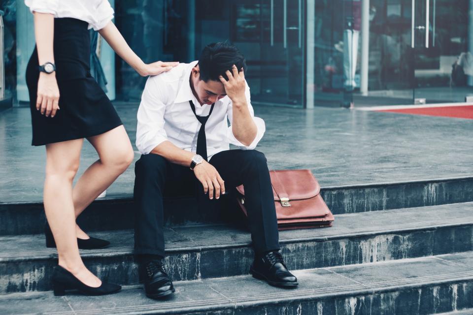 Viele Menschen stürzen sich nach einer Kündigung direkt in die Jobsuche. Aber diese Hektik kann kontraproduktiv sein. - Copyright: SARINYAPINNGAM / Getty Images