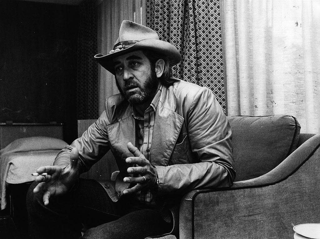 Don Williams talks to press in a London hotel room, 1979: Getty