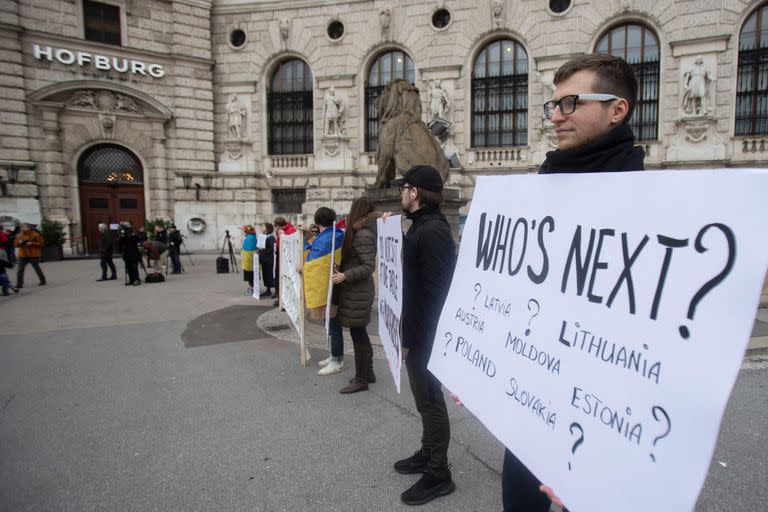 Un hombre sostiene un cartel en el que se lee "¿Quién será el próximo?" en una protesta contra Putin. 