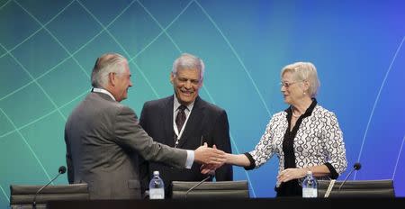 Exxon Mobil CEO Rex Tillerson (L), OPEC Secretary-General Abdullah al-Badri and the Executive Director of the International Energy Agency, Maria van der Hoeven, attend the OPEC seminar ahead of an OPEC meeting in Vienna, Austria, June 3, 2015. REUTERS/Leonhard Foeger