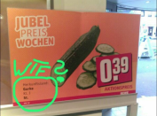 <p>Ein „Rewe“-Kunde hat einen Schnappschuss vom „Jubelpreis der Woche“ gemacht. In diesem Fall sind es Gurken für 39 Cent pro Stück. Allerdings fehlen bei diesem Werbehinweis wichtige Details: Auf dem Plakat steht unter dem Begriff Herkunftsland einfach nur „Gurke.“ Das Social-Media-Team der Discounterkette „Netto“ wies „Rewe“ dezent auf diesen Druckfehler hin, indem es ein „Rewe“-Stellenangebot schickte, auf dem „Wer hier den Überblick hat, kann weit kommen“ stand. (Screenshot: NettoOfficialDE) </p>