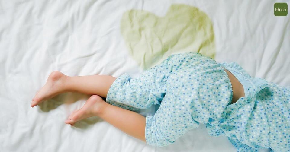 https://www.istockphoto.com/photo/child-pee-on-a-mattress-little-girl-feet-and-pee-in-bed-sheet-child-development-gm837872112-136470849