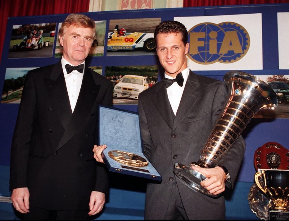 Michael Schumacher, de 27 años, recibe el premio del Campeonato de la Fórmula 1 de la FIA. Junto a él, el entonces presidente de dicho organismo, Max Mosley, en Londres (PA)