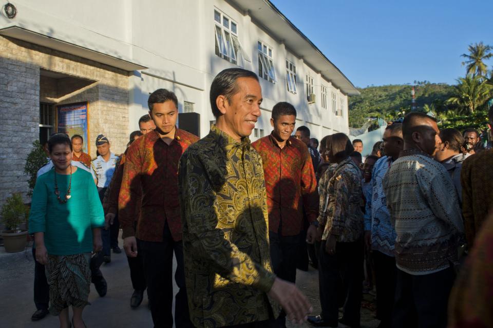 Indonesian President Joko Widodo departs after a ceremony to release political prisoners at Abepura prison located in Jayapura, in the eastern province of Papua, on May 9, 2015.