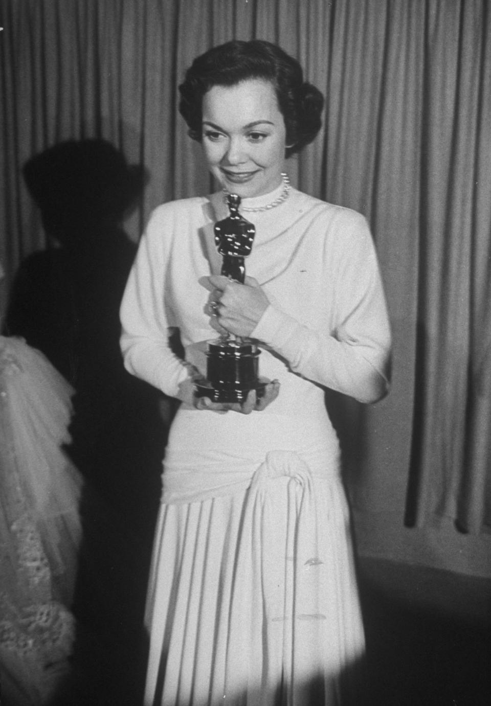 Beyond Old Hollywood Glamour: 27 Fabulous Red Carpet Outfits From the Early Academy Awards