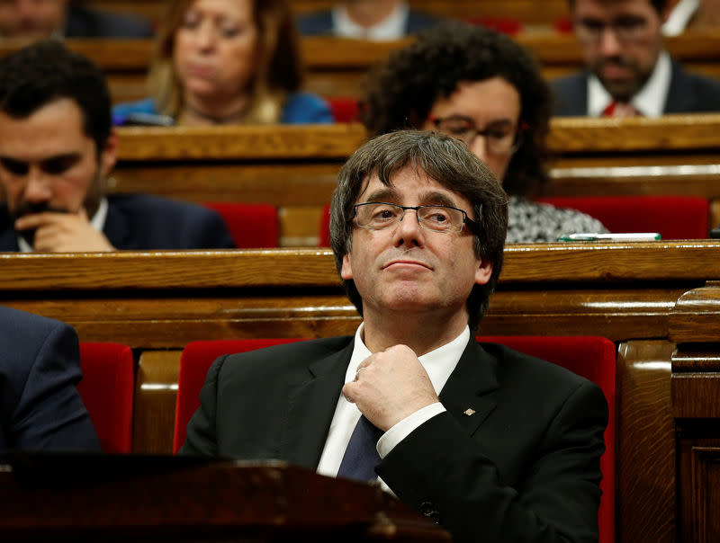 Le président de la Catalogne Carles Puigdemont a proclamé mardi le droit de la région du nord-est de l'Espagne à devenir un Etat indépendant tout en suspendant la mise en oeuvre du processus afin de permettre un dialogue avec Madrid. /Photo prise le 10 octobre 2017/REUTERS/Albert Gea