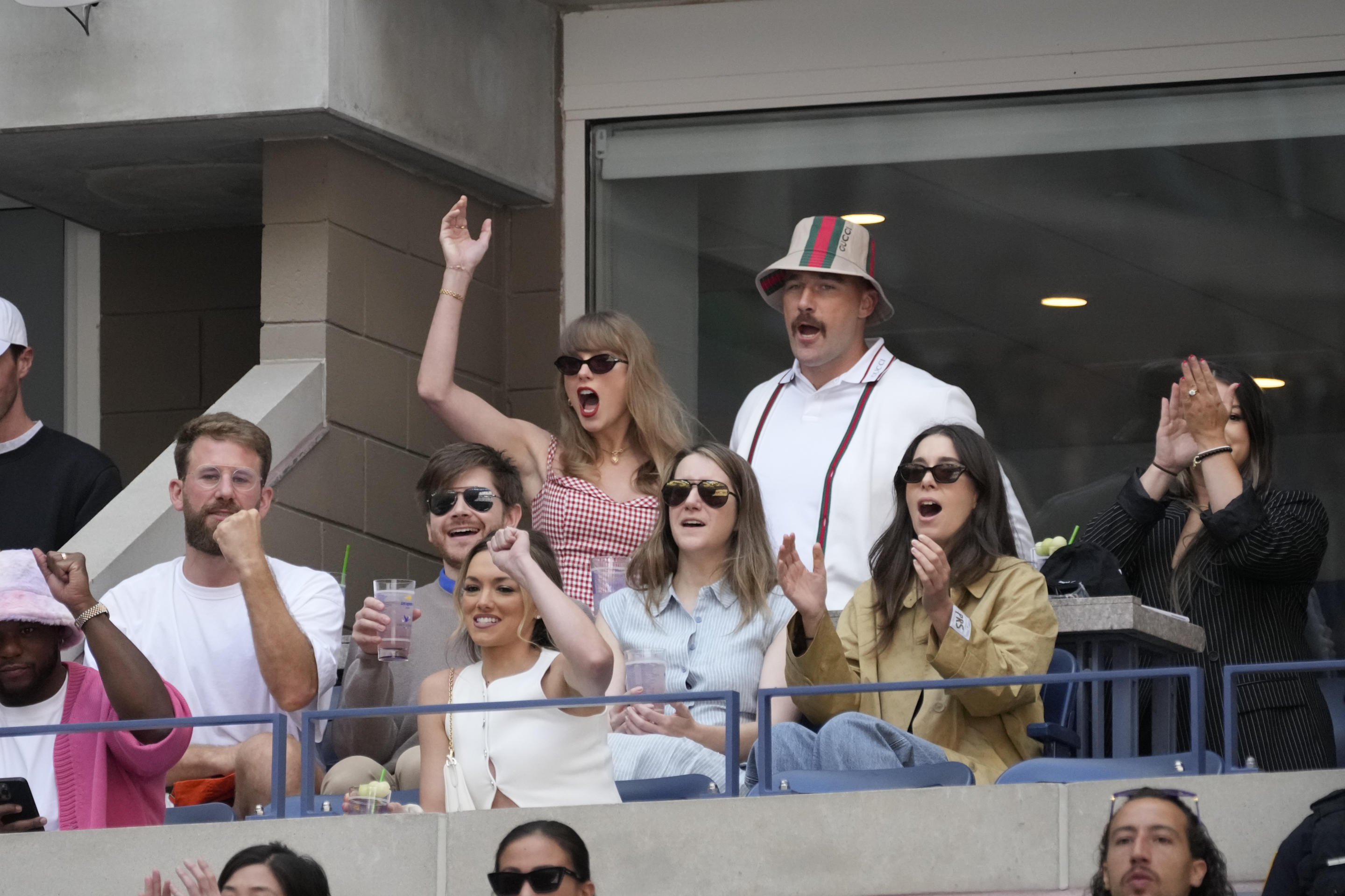 La cantante Taylor Swift y Travis Kelce de los Kansas City Chiefs durante el partido final entre el italiano Jannik Sinner y Taylor Fritz de EE.UU. en el US Open de tenis Foto: Robert Deutsch-Imagn Images