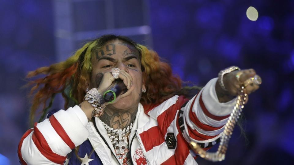 6ix9ine hat Millionen von Fans. Möglicherweise hat der Rapper aber auch Dreck am Stecken. Foto. Luca Bruno/AP