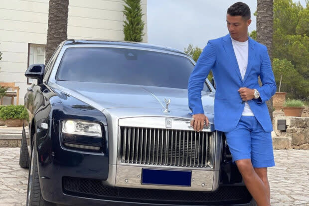 Dans le dos de Cristiano Ronaldo, une Rolls à un demi-million d’euros.