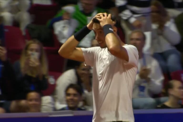 Thiago Tirante no puede creerlo: acaba de imponerse al ruso Andrey Rublev, el 8º del ranking del mundial, el ATP 250 de Bastad, Suecia; el platense de 23 años consiguió el mejor éxito de su carrera.